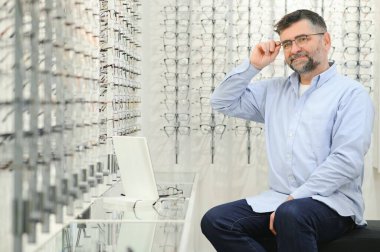 Üst düzey erkek müşteri gözlük seçecek.