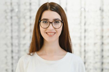 Optik Mağazada Gözlüklü Genç Kadın - Gözlükçü dükkanında gözlük takan güzel kız.