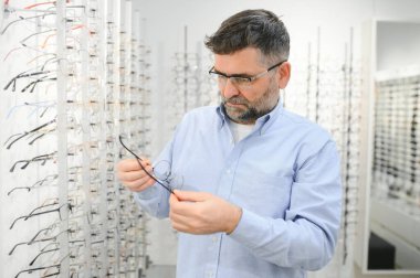 Üst düzey erkek müşteri gözlük seçecek.