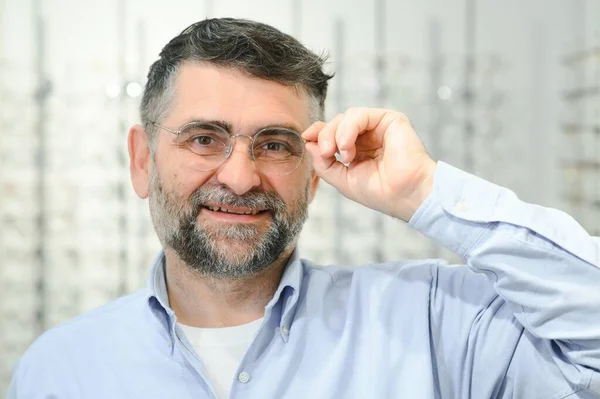 Knappe Oudere Man Die Bril Frame Kiest Optische Winkel — Stockfoto