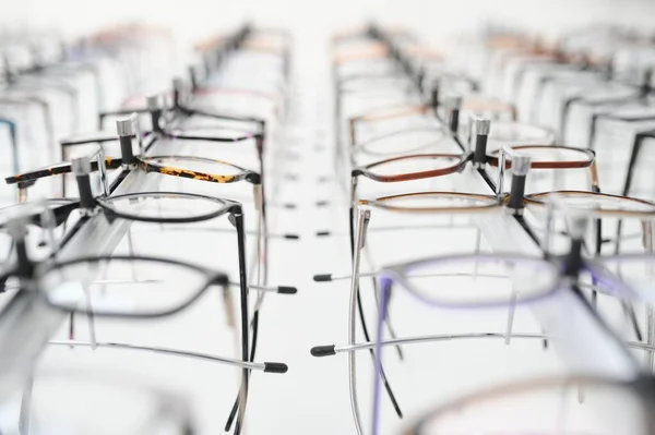 Modern Optik Dükkanındaki Gözlüklerin Görüntüsü Hiç Kimse — Stok fotoğraf