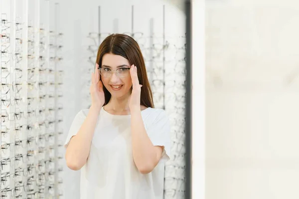 Eyesight Vision Concept Young Woman Choosing Glasses Optics Store — Stock Photo, Image