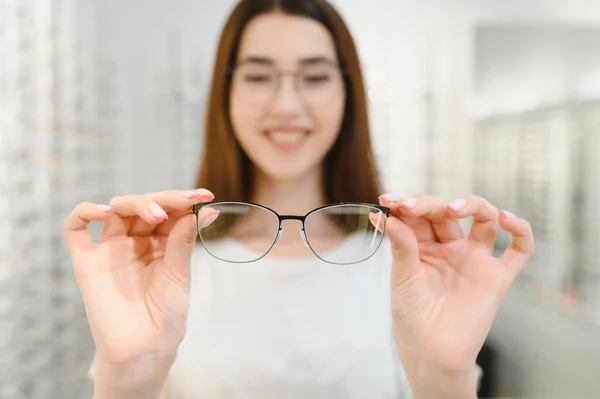 Mulher Jovem Com Óculos Loja Óptica Menina Bonita Usando Óculos — Fotografia de Stock