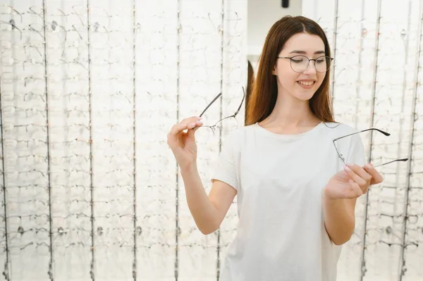 Egy Fiatal Lány Szemüveget Próbál Fel Tükör Előtt Segíteni Látás — Stock Fotó
