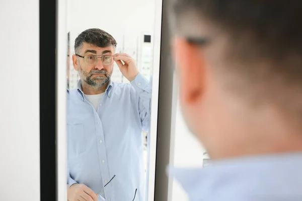 Senior Man Choosing Glasses Optical Store Try Eyeglass Frames Decide — Stock Photo, Image