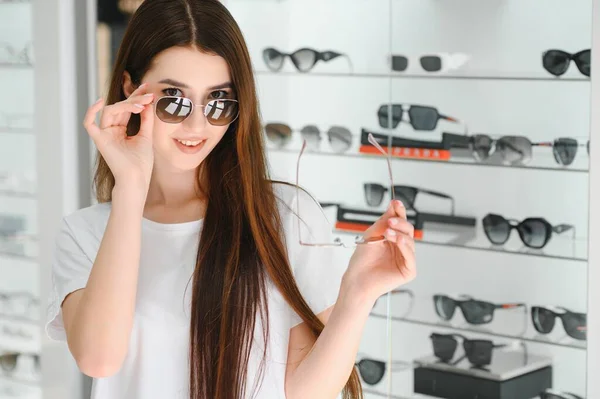 Młoda Kobieta Wybiera Okulary Przeciwsłoneczne Sklepie Optycznym — Zdjęcie stockowe
