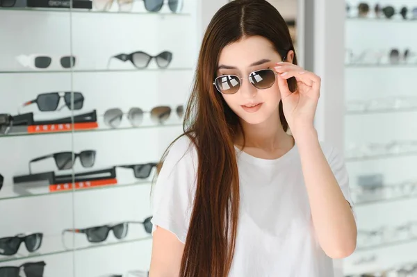 Mağazada Duran Aynanın Yanında Güneş Gözlüğü Takan Genç Bir Kadının — Stok fotoğraf