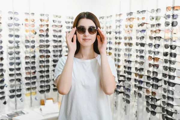 Young Woman Chooses Sunglasses Optics Store — Stock Photo, Image