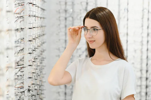 Health Care Eyesight Vision Concept Happy Woman Choosing Glasses Optics — Foto Stock