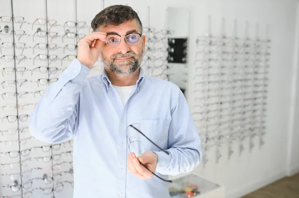 Hübscher Senior Wählt Brillengestell Optikgeschäft — Stockfoto