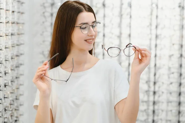 Conceito Visão Visão Jovem Mulher Escolhendo Óculos Loja Óptica — Fotografia de Stock