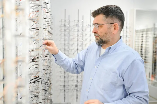 Senior Männliche Klient Eine Brille Wählen — Stockfoto