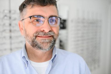 Üst düzey erkek müşteri gözlük seçecek.