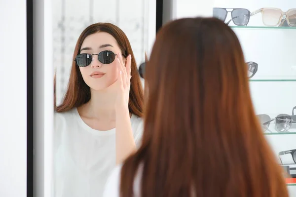 Glückliche Frau Mit Sonnenbrille Einem Optikgeschäft Fröhliches Mädchen Probiert Trendige — Stockfoto