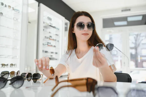 Joven Mujer Elige Gafas Sol Para Misma Una Tienda Óptica —  Fotos de Stock