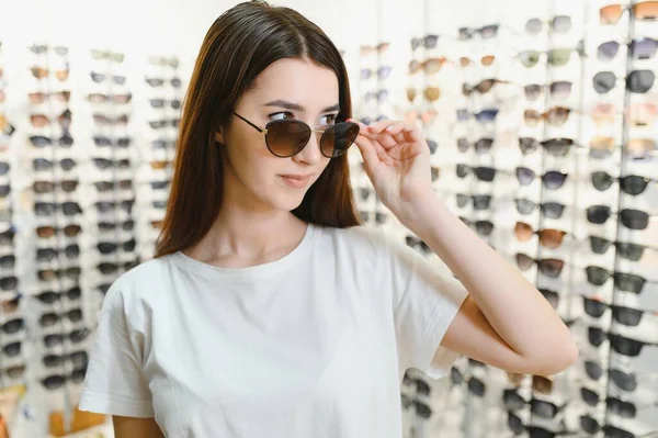 Młoda Kobieta Wybiera Okulary Przeciwsłoneczne Sklepie Optycznym — Zdjęcie stockowe