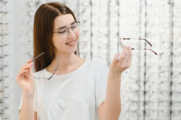 Junges Mädchen Probiert Brille Vor Spiegel Hilfe Zur Verbesserung Des — Stockfoto