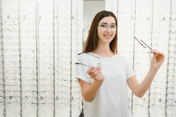 Woman Chooses Glasses Store — Stock Photo, Image