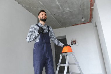 Evde olumlu erkek tamirci var..