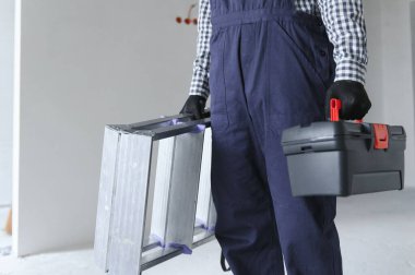 İnşaat aletleri ile tamirci. Ev yenileme arkaplanı