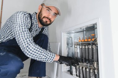 Genç mühendis otonom ısıtmayı ayarlıyor.