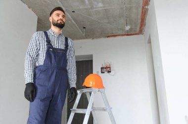 Olumlu, yakışıklı erkek müteahhit portresi..