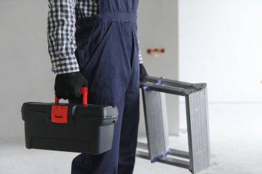 İnşaat aletleri ile tamirci. Ev yenileme arkaplanı