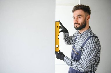 Genç bir işçi yapım onarım odasında.