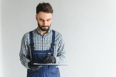 Gri beton duvarın arkasında gülen inşaat işçisi. Yenileme. metin için yer.