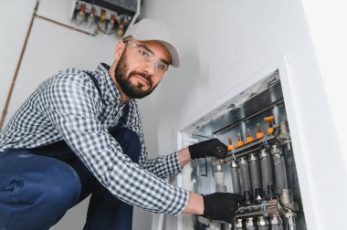 Yerden ısıtma boru tesisatçısı monte. Isıtma sistemi ve yerden ısıtma
