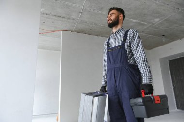 İnşaat aletleri ile tamirci. Ev yenileme arkaplanı