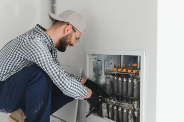 Yerden ısıtma boru tesisatçısı monte. Isıtma sistemi ve yerden ısıtma