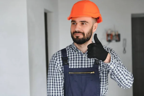 Retrato Positivo Bonito Jovem Construtor Masculino Chapéu Duro — Fotografia de Stock
