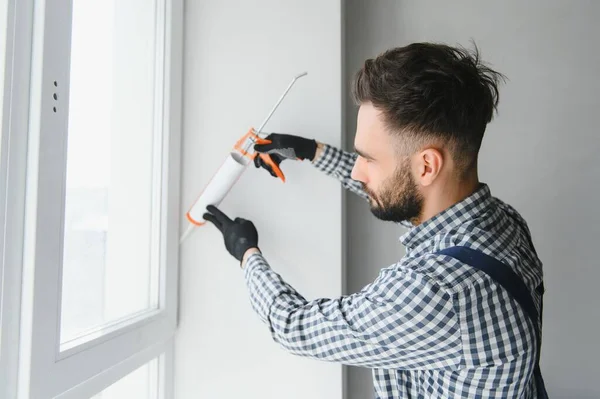 Byggnadsarbetare Installerar Dörrar Fönster Och Använder Silikon Och Tätningsmedel — Stockfoto