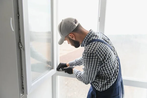 Travailleur Installant Une Fenêtre Plastique Intérieur — Photo