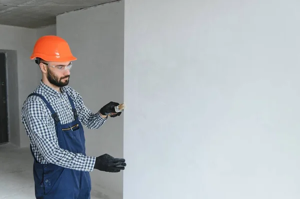 Mão Trabalhador Segurando Pintura Escova Branco Cerca Madeira — Fotografia de Stock