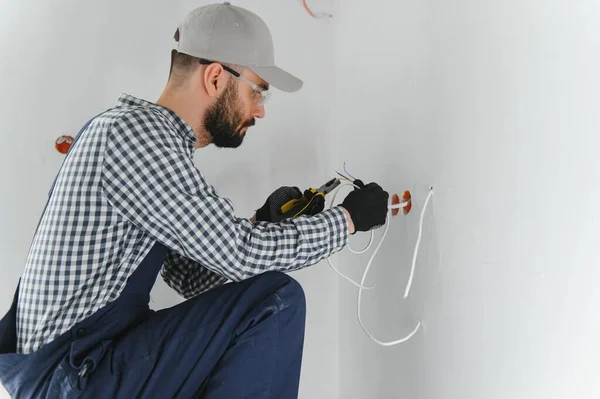 Professional Electrician Working Home Electrical System Installing Wall Socket — Zdjęcie stockowe