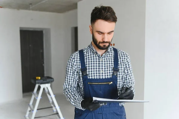 Trabajador Joven Haciendo Reparación Habitación —  Fotos de Stock