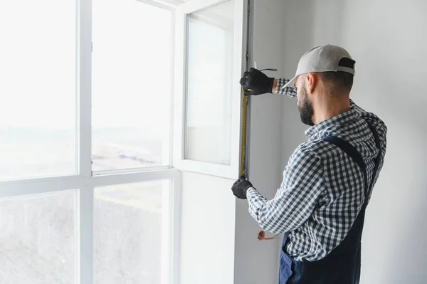 Pekerja Konstruksi Memasang Jendela Rumah — Stok Foto