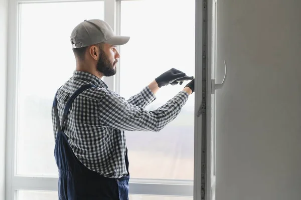 Travailleur Dans Installation Fenêtre Plastique Blanc Upvc Sur Maison — Photo
