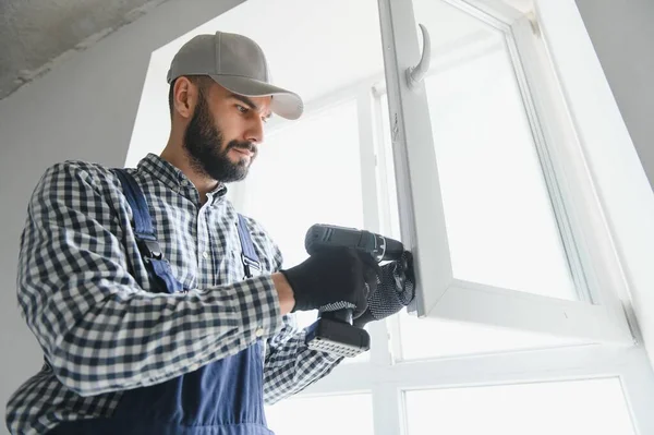 Pekerja Memasang Jendela Plastik Dalam Ruangan — Stok Foto