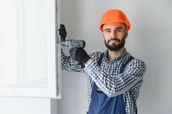 Bygningsarbeider Installerer Vindu Huset – stockfoto