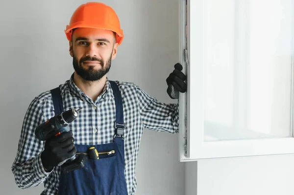 Workman Macacão Instalar Ajustar Janelas Plástico Sala Estar Casa — Fotografia de Stock