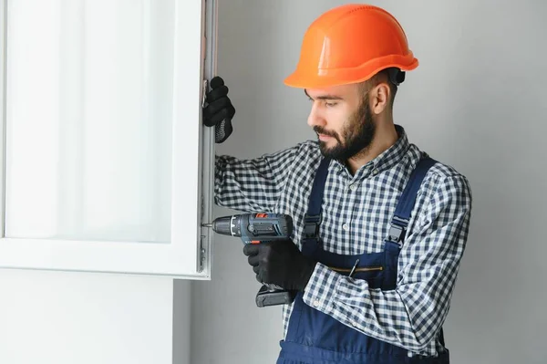 窓を家に設置する建設労働者 — ストック写真