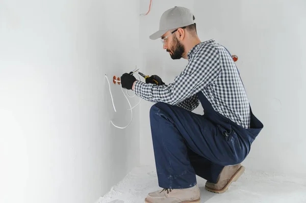 Elettricista Installa Scatole Prese Sul Muro Mette Uno Stucco Loro — Foto Stock
