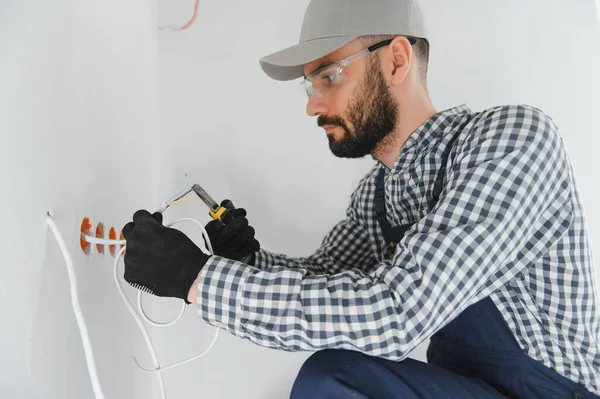 Elektriker Installerar Uttag Lådor Väggen Och Sätter Spackel Dem — Stockfoto