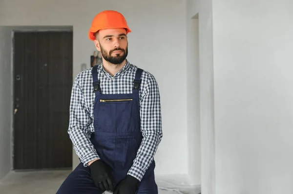 Porträtt Positiv Stilig Ung Manlig Byggare Hatt — Stockfoto