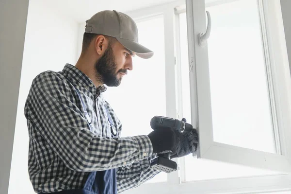 Travailleur Installant Une Fenêtre Plastique Intérieur — Photo