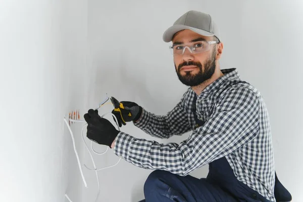 Professional Electrician Working Home Electrical System Installing Wall Socket — Foto Stock
