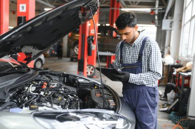 servis, onarım ve meslek konsepti - araba servisinde Hintli tamirci.